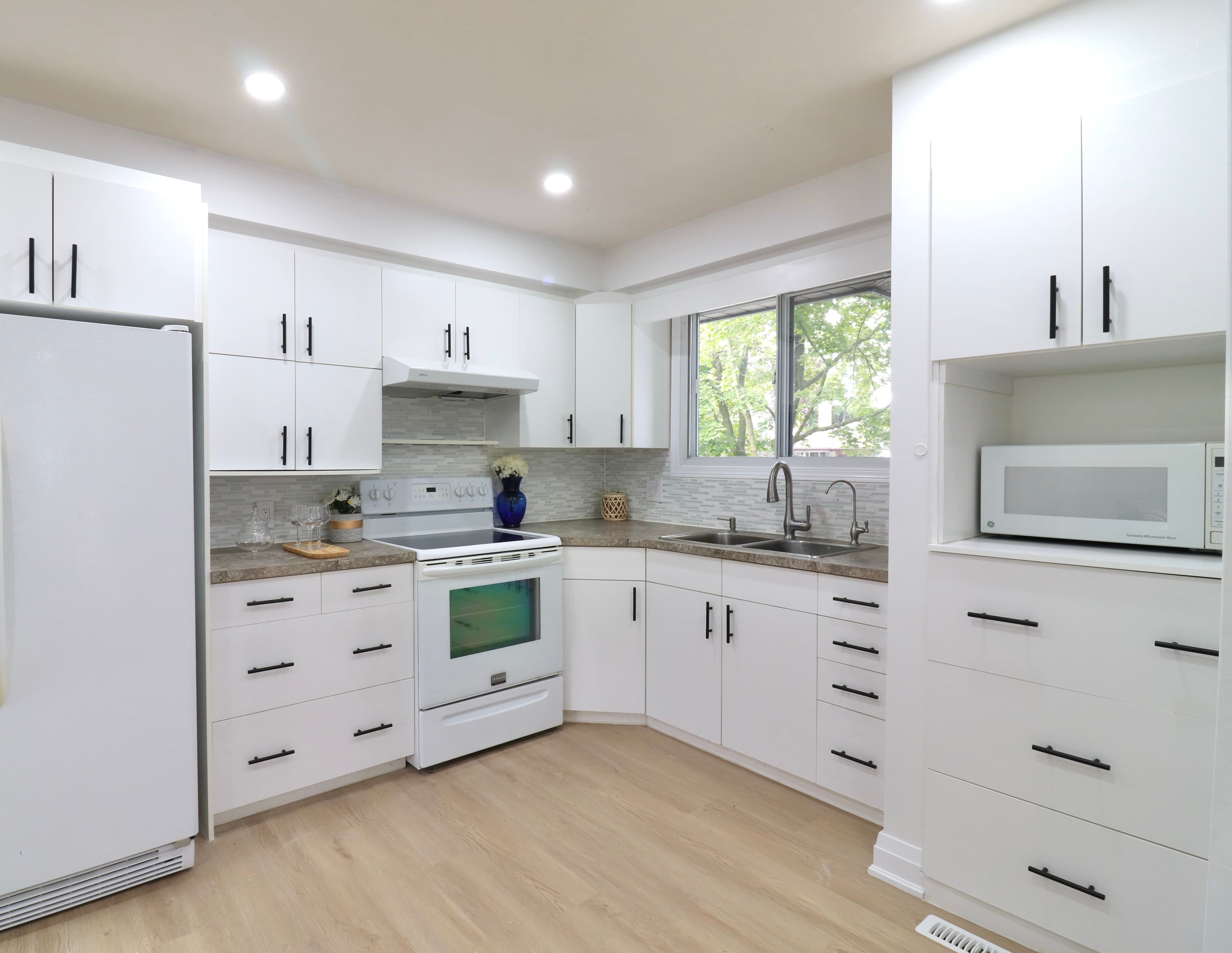 Thumbnail /assets/kitchen-renovations/kitchen-3.jpeg